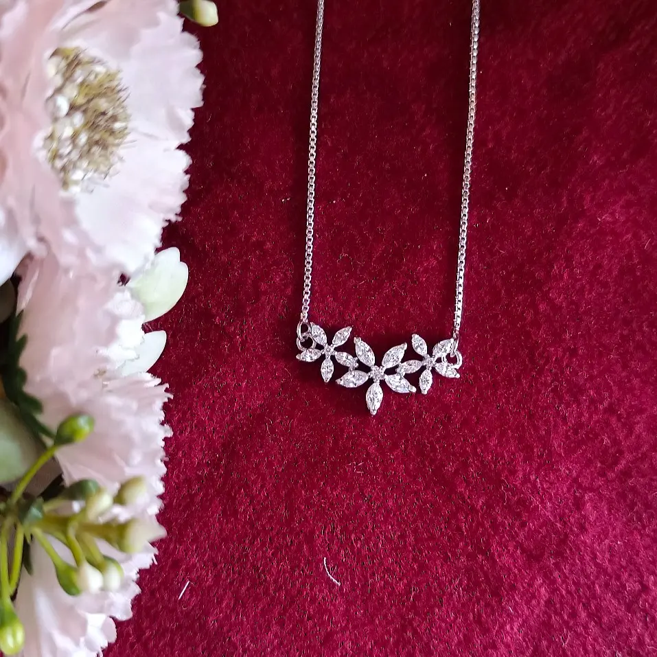Flora Align Pendant with Chain